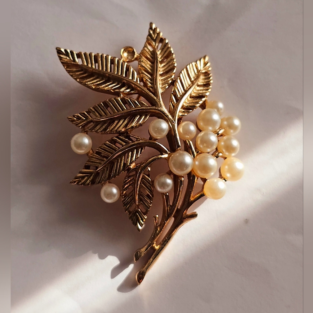 Trifari Vintage Gold Leaf Brooch with Pearl Clustered
